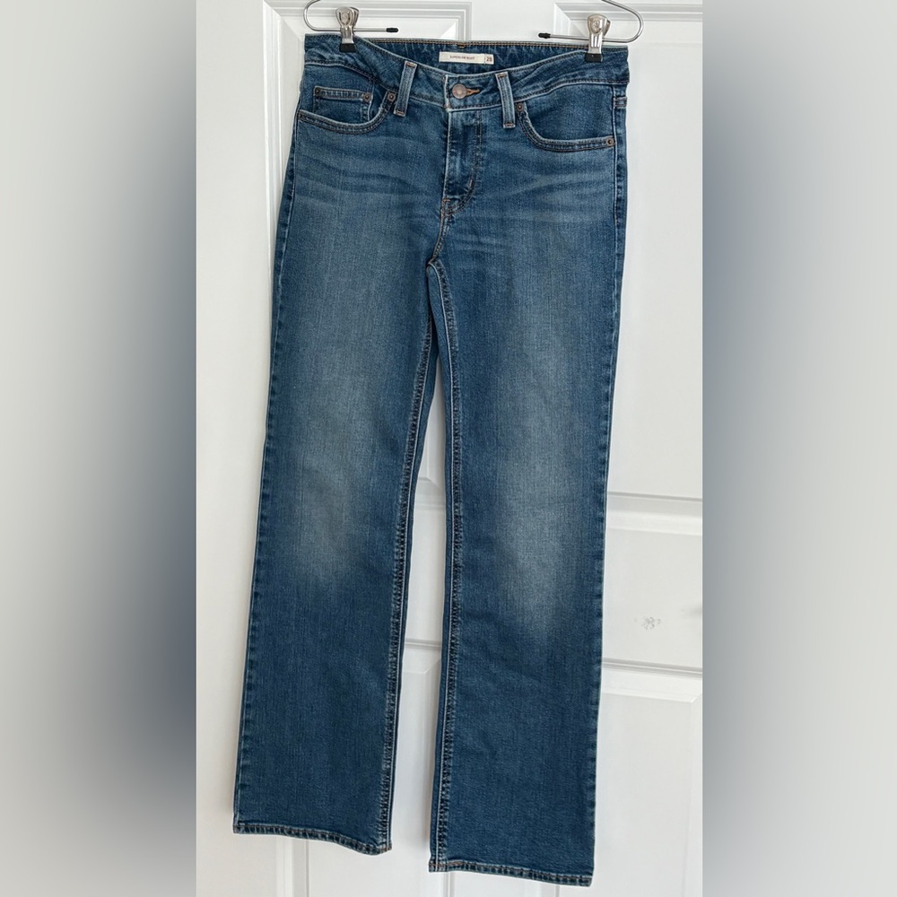 EUC Levi's low rise boot cut jeans in perfect condition. Worn once.